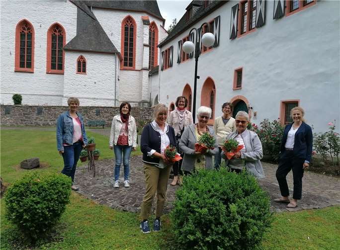 Anne Becker, Hannelore Halft und Anna Buslay (vordere Reihe von links) engagieren sich seit zehn Jahren in der Hospizbegleitung. Ihnen dankten die Hospizfachkräfte Cindy Stein, Gaby Fetthauer, Christiane Freymann, die Bildungsbeauftragte des Ambulanten Hospizes und Hospizvereins, Heidi Hahnemann, und Verena Krings-Ax (hintere Reihe von links) für ihr Engagement. Foto: privat