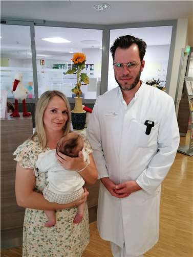 Neuwied: Feuerwehr bringt Schwangere mit Drehleiter ins Krankenhaus Anne Becker und Dr. Robert Sczesny blickten noch einmal gemeinsam zurück auf die nicht alltägliche Geburt von Anne Beckers Sohn. Foto: Beate Christ