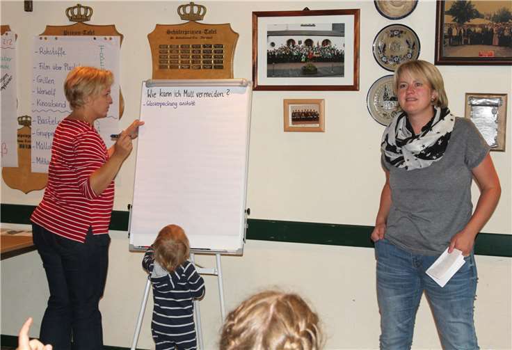 Anne Beer (re.) und Helga Klein (li.) sammeln mit den Kindern und Jugendlichen Ideen zur Müllvermeidung.