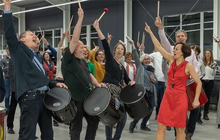 Anne Damm stimmt die Teilnehmer*innen ein, die aktiv die Hospizbewegung am 21. Juli 2021 unterstützen werden. Anschließend geht es gemeinsam mit Drums und Rhythmus durch die Koblenzer Altstadt. Anmeldungen sind bis zum 14. Juli 2021 möglich.Foto: Karina Schuh