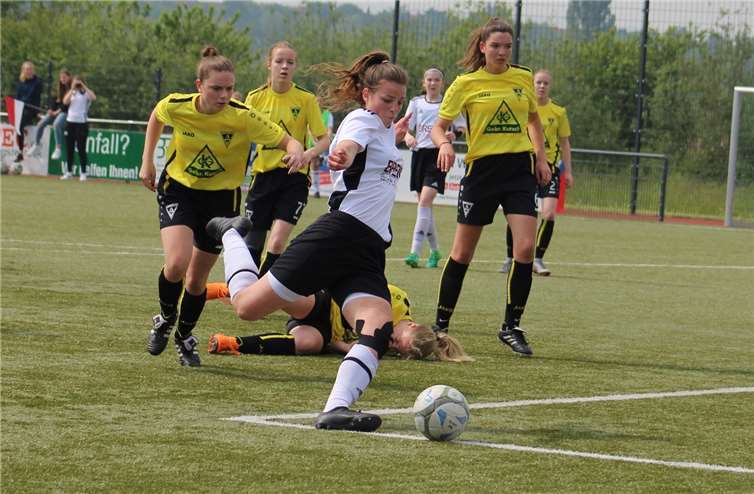 Anne Dickmann auf dem Weg zum Führungstor.