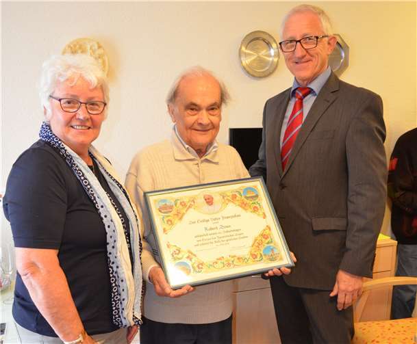 Anne Eich und Wilhelm Busch überreichten Robert Bous (Mitte) ein Gratulationsschreiben von Papst Franziskus. Privat