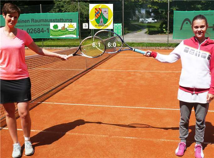 Anne Elfert gewann das Auftaktmatch zu den Clubmeisterschaften 2020 des TC Steimel gegen die jüngste Teilnehmerin Carlotta Neitzert.