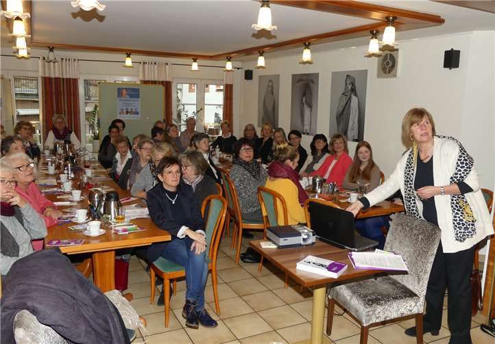 Anne Hennen, Gleichstellungsbeauftragte Kreis Trier-Saarburg, sprach als Gastreferentin über das Thema Frauenwahlrecht und Gleichberechtigung der Frau.