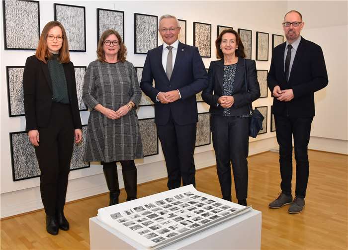 Anne-Kathrin Hinz, Kunsthistorikerin vom Kunsthistorischen Institut der Uni Bonn, Künstlerin Susanne Krell, Landrat Achim Hallerbach, Dr. Ursula Toyka, Präsidentin der GEDOK, und Museumsdirektor Bernd Willscheid (v.l.). Foto: privat