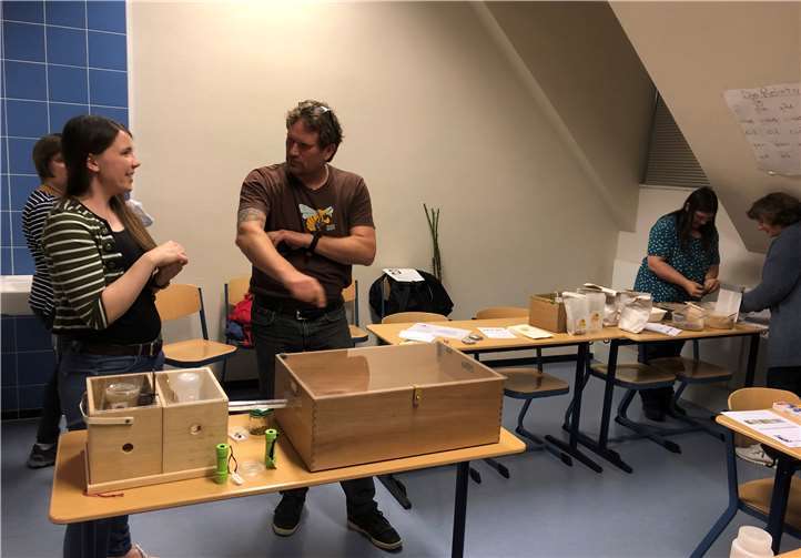 Anne-Kathrin Sieg erklärt Kai Wallura das transportable Hummelgehege mit Nest und Trachtwiese. Fotos: privat