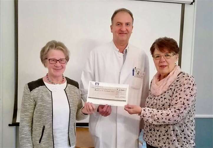 Anne Klein und Hanne Molderings überreichen die Spende an Prof. Dr. Joachim Wölfe.privat
