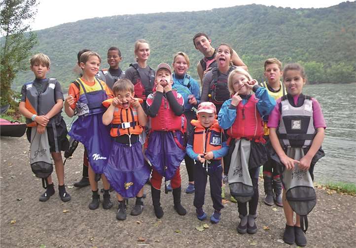 Anne Kleisa (4. v.l. hinten) und ein Teil ihrer frechen Kanubande kurz vor einer Sonntagstour auf dem Rhein. privat