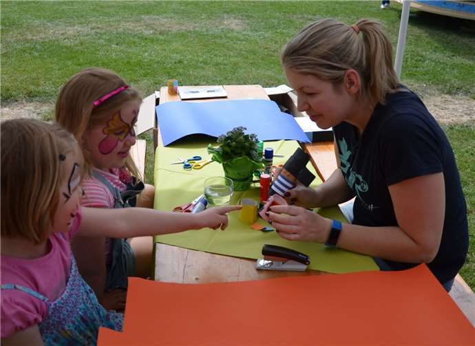 Anne Kraus bastelte mit den Kids spontane Muttertagsgeschenke.