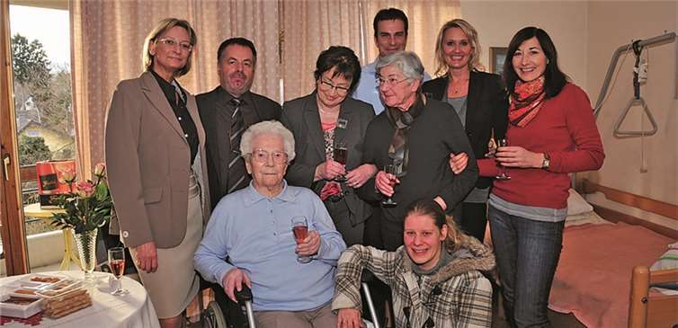 Geburtstag im Johanniterhaus  Anne Küpper (vorne links) gemeinsam mit einer Vielzahl von Gratulanten zu ihrem 105. Geburtstag.RÜ