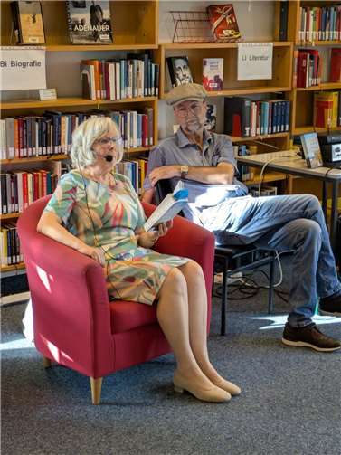 Anne Labus und ihr Mann Udo Weinbörner während der Lesung auf der Bühne. Foto: privat