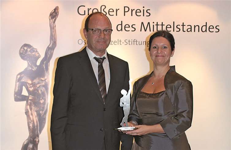 Anne Ludwig freut sich sehr über die kleine Statue.privat