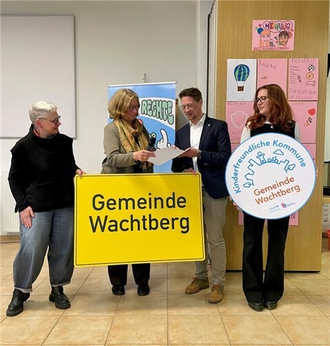 Anne Lütkes überreicht Bürgermeister Swen Christian das Siegel „Kinderfreundliche Kommune“.Foto: Gemeindeverwaltung Wachtberg