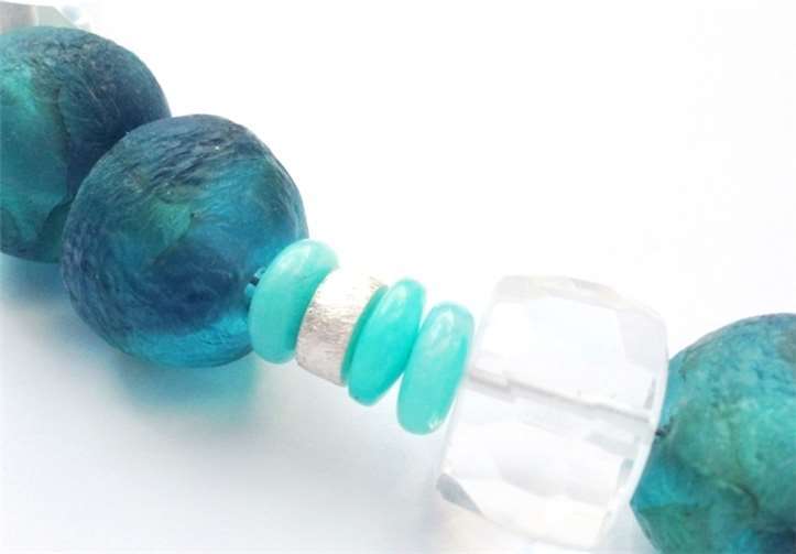 Anne Mahn stellt individuelle Schmuckstücke her, hier eines mit Glas Bergkristall AmazonitFotos: privat