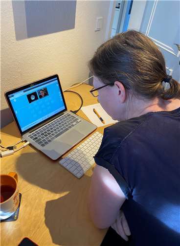 Anne Malucha vom Schulelternbeirat im Gespräch mit einem interessierten Schüler.