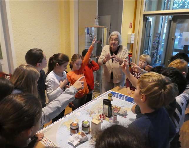 Anne Mertens, Waltraud Mertens und Walburga Greiner freuten sich über das großere Interesse und das Wissen der Schülerinnen und Schüler. Foto: privat