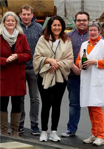 Anne Poell-Wolf, Jonas Ziegler, Frau Samo, Herr Svarowski und Maria Sonntag sind sichtlich erleichtert, dass die Brücke durch Pech endlich wieder frei befahrbar ist.