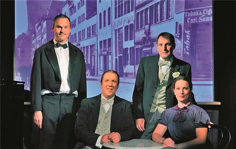 Anne Schröder, Johannes Fromm, H.-P. Katzenburg und Volker Hein singen, spielen und musizieren.