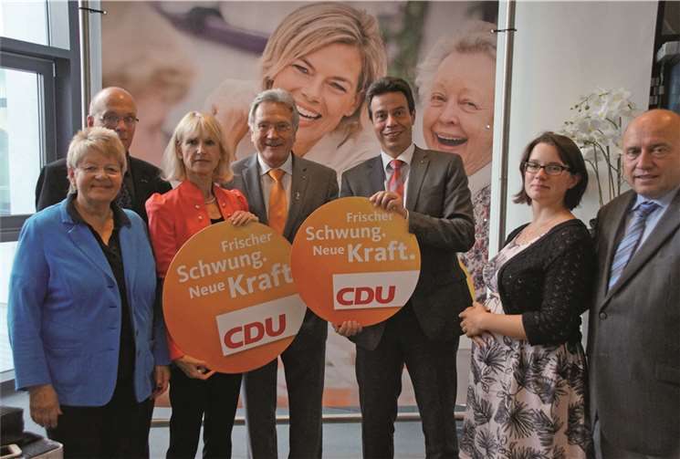 „Anne Schumann-Dreyer, Fraktionsvorsitzende der CDU im Koblenzer Stadtrat, Gordon Gniewosz, Vorsitzender der CDU Pfaffendorf-Asterstein, Bürgermeisterin Marie-Theres Hammes-Rosenstein, Peter Balmes, stellvertretender Kreisvorsitzender, Andreas Biebricher, MdL, Kreisvorsitzender, Julia Kübler, stellvertretende Kreisvorsitzende und Leo Biewer, Vorsitzender der CDU Karthause.“privat