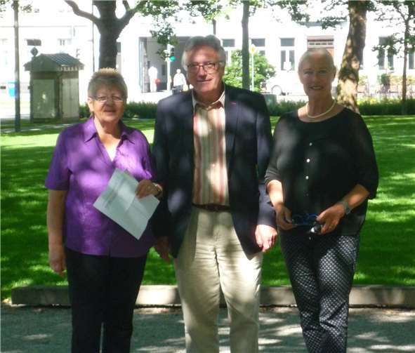 Anne Schumann Dreyer, Peter Balmes und Monika Sauer begingen den möglichen Standort für eine Kunstausstellung im Freien. privat