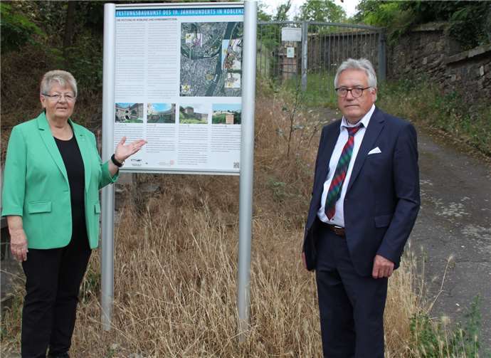 Anne Schumann-Dreyer, Vorsitzende der CDU Stadtratsfraktion und Ratsmitglied Peter Balmes an einer Infotafel über die Koblenzer Festungen. Foto: privat