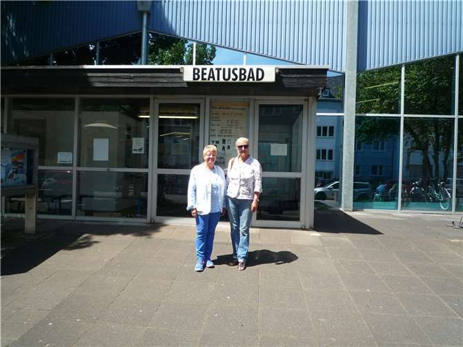 Anne Schumann-Dreyer (li.) und Monika Sauer vor dem Beatusbad.Foto: privat