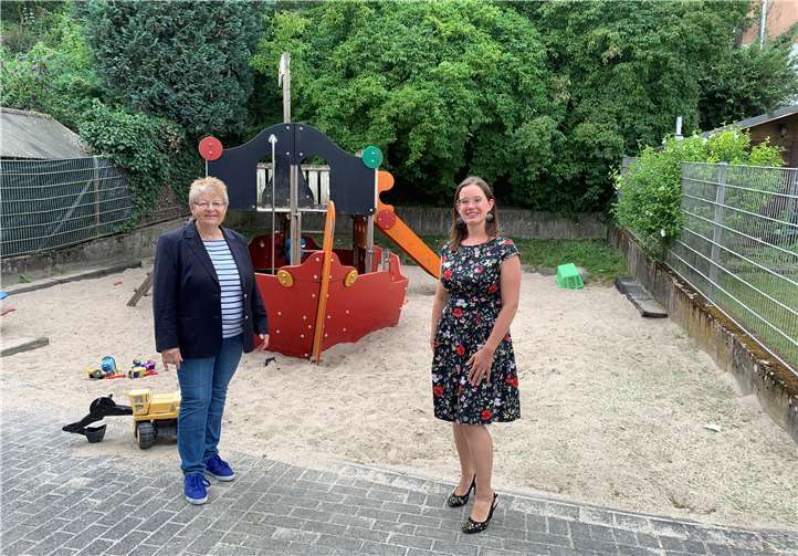 Anne Schumann-Dreyer und Julia Kübler besuchen den Spielplatz in Stolzenfels. Foto: privat