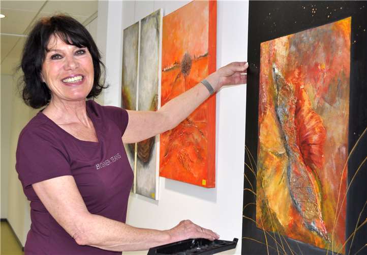 Anne Schwaneberg präsentiert aktuell ihre Ausstellung im ersten Obergeschoss des Meckenheimer Rathauses.Stadt Meckenheim