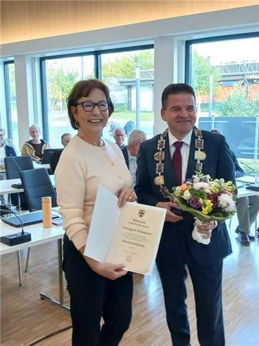 Anne Viehmann ist jetzt eine der ersten Ehrenstadträtinnen der Stadt Meckenheim, Bürgermeister Holger Jung gratulierte.  Foto: privat