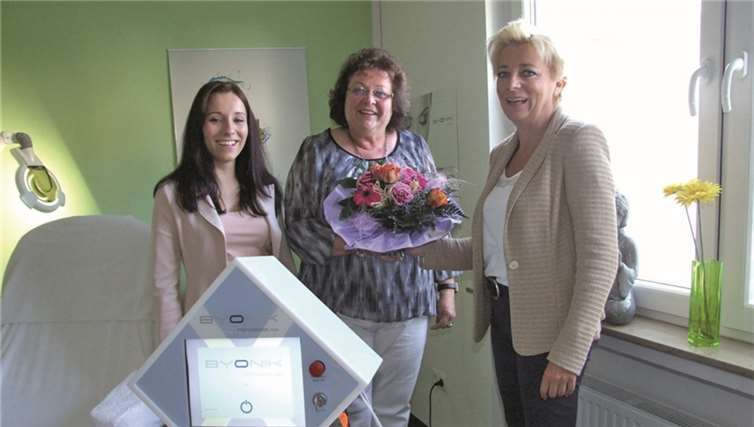 Annegret Heinen aus Weißenthurm (Mitte) hatte beim Frühjahrsgewinnspiel Glück; mit ihr freuen sich Beatrix Eulgem und Tochter Sarah Reichelt.WAMFO.DE