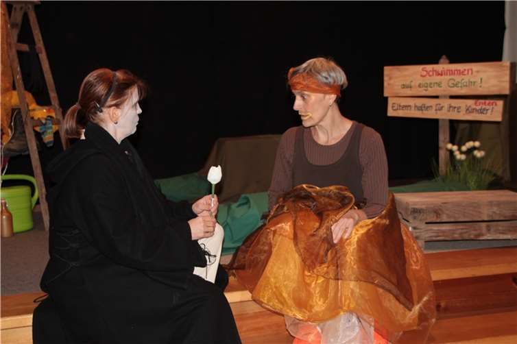 Annegret Spies (links) und Silke Düngen schlüpfen in die Rollen von Tod und Ente. Das Theaterstück basiert auf dem Bilderbuch von Wolf Erlbruch.  Foto: Beate Christ