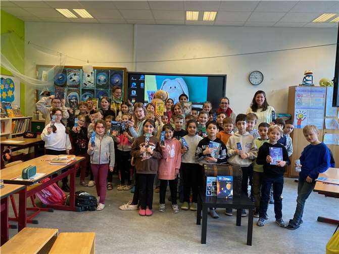Annegret Tullius und Günter Zils vom Bücherei-Team überraschten die Kinder in der Marienschule mit einer großen Schatztruhe.  Foto: Evang. Öffentliche Bücherei Bad Hönningen