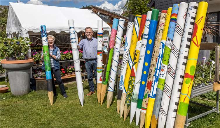 Annelie Becker, Vorsitzende des Gemischten Chores (links im Bild) sowie Egon Linden, Vorsitzender des Männerchores freuen sich über die gemeinsame Kunstaktion der Cäcilienchöre 1863/1985 e.V. Heimersheim.Foto: privat