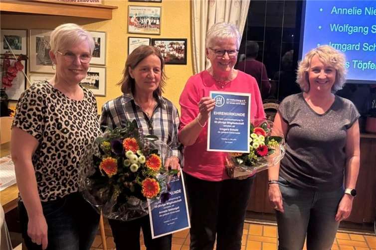Annelie Niebergall und Irmgard Schulte (Mitte) wurden von Nadine Cammarano und Tanja Ecker für 50 Jahre Mitgliedschaft geehrt.Foto: privat