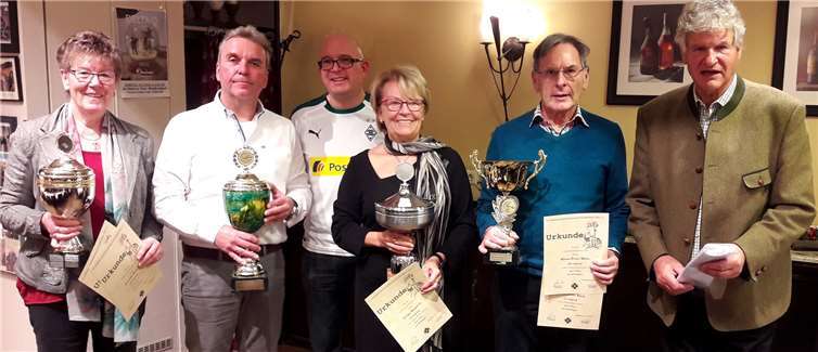 Annelie Weber, Thomas Over, Helga Reiprich und Klaus Peter Klein (vorne von links) erweisen sich 2018 als die treffsichersten Schützenschwestern und -brüder bei den Vereinsmeisterschaften der St. Sebastianus Schützenbruderschaft Waldbreibach. Dazu gratulierten auch der Zweite Brudermeister Martin Durst (3.v.l.) und Ehrenbrudermeister Justus Reiprich (rechts). Norbert Weber