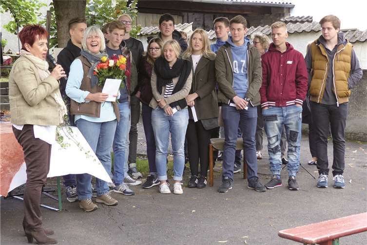 Anneliese Baltes hatte viele bunte Rosen von den Mayschosser Jugendlichen erhalten, Ingrid Näkel-Surges richtete anerkennende Worte an die Jugendtreff-Leiterin. Foto: WM
