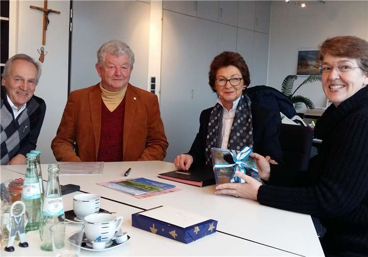 Anneliese Boley (rechts) zusammen mit Bürgermeisterin Renate Offergeld sowie Klaus Schönenberg und Herrn Schacknies. privat