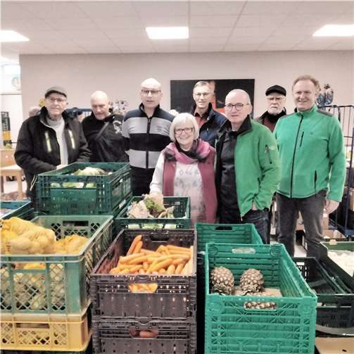 Anneliese Feller (Mitte) mit einem Teil des Fahrerteams.  Foto: Dietmar Barth