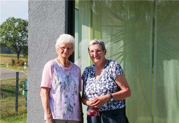 Anneliese Gräßer und Ute Scheid vor der Tagespflege des Seniorenzentrums St. Franziskus in Selters. Foto: Dernbacher Gruppe Katharina Kasper