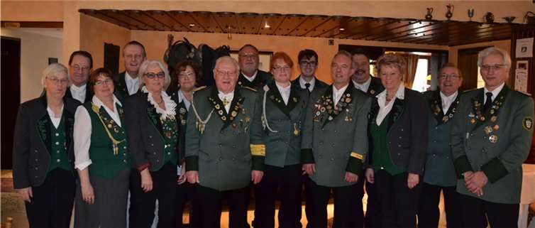 Anneliese Schülter, Josef Krämer, Edeltraud Seitz, Volker Buckesfeld, Anita Wollersheim, Elisabeth Bauchmüller, Günter Buckesfeld, Jürgen Döring, Sandra Wexel, Philippe Hackenberg, Rolf Küpper, Helmut Fuhs, Rita Hagen, Hans-Peter Schülter und Brudermeister Werner Neubauer (v.l.). WEIGERT