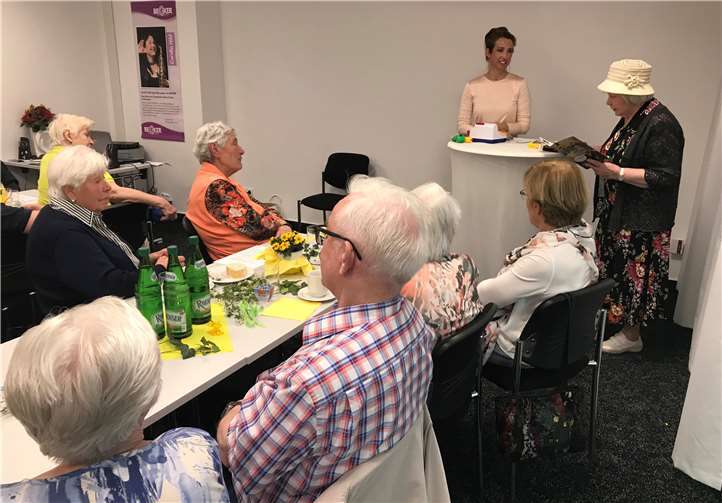 Anneliese Schwarz-Haase, hier bei ihrem „Gespräch an der Kasse“.