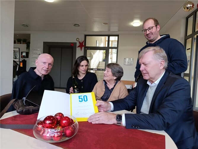 Annemarie Müller-Feldmann (Mitte) mit dem FDP-Kreisvorsitzendem Ulrich van Bebber (links), der stellvertretenden FDP-Kreisvorsitzenden Christina Steinhausen, FDP-Vorsitzendem David Jakobs und Fraktionsvorsitzendem Rolf Deißler (rechts).  Foto: Christina Steinhausen