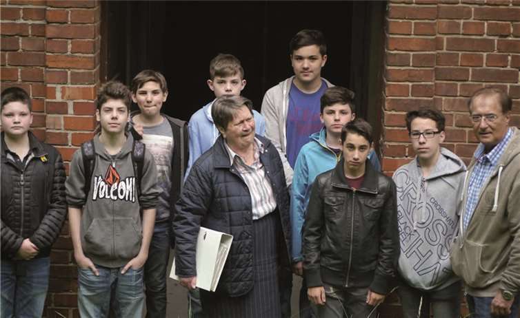 Annemarie Müller-Feldmann führte junge Menschen über den jüdischen Friedhof von Bad Neuenahr. privat