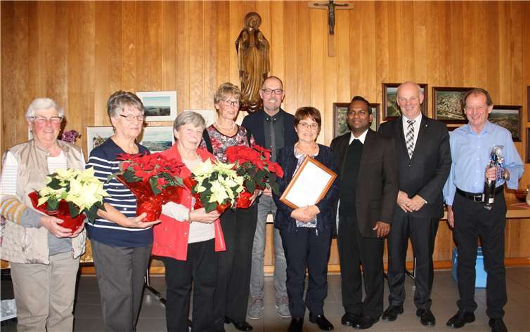Annemie Kröll, Ilse Kraus, Agnes Kröll, Inge Hausen, 1. Vorsitzender Bernd Willscheid, Inge Rott, Pater Saji, Chorleiter Paul Runkel und Karl Hausen (v. l.).privat
