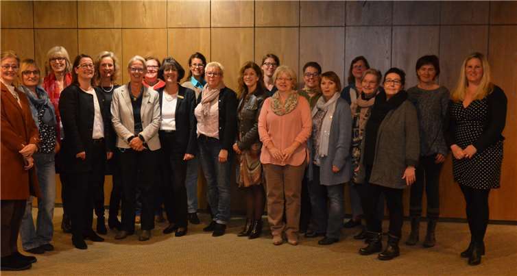 Annerose Heinze (8. v. l.) und Brigitta Lindemann, Gleichstellungsbeauftragte des Rhein-Sieg-Kreises (6. v. l.), inmitten des Arbeitskreises Gleichstellung Bonn/Rhein-Sieg. Rhein-Sieg-Kreis