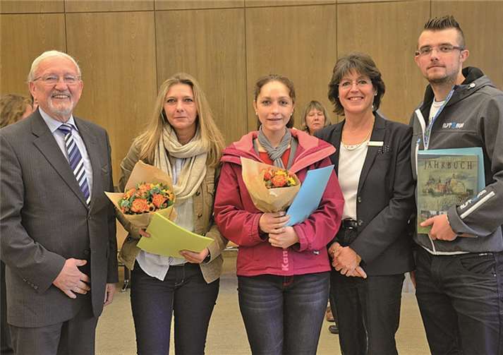 Annerose Heinze sowie der Neubürgerbeauftragten Ludwig Neuber mit den drei Geschwistern (vormals polnische Staatsangehörigkeit) Katarzyna Moos, Magdalena Sadza, Maciej Sadza. privat