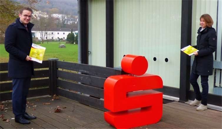 Annette Bartsch, die Turnierdirektorin der DSM, bedankt sich im Namen des HTC bei der Kreissparkasse Ahrweiler, vertreten durch den Geschäftsstellenleiter in Bad Neuenahr René Schell, für die großzügige Unterstützung. Hier wird schon das Folgeprojekt des HTC besprochen. Die Terrasse braucht eine dringende Sanierung und soll durch den Bau eines Behindertenaufzugs auch für gehbehinderte Senioren erreichbar werden.Foto: privat