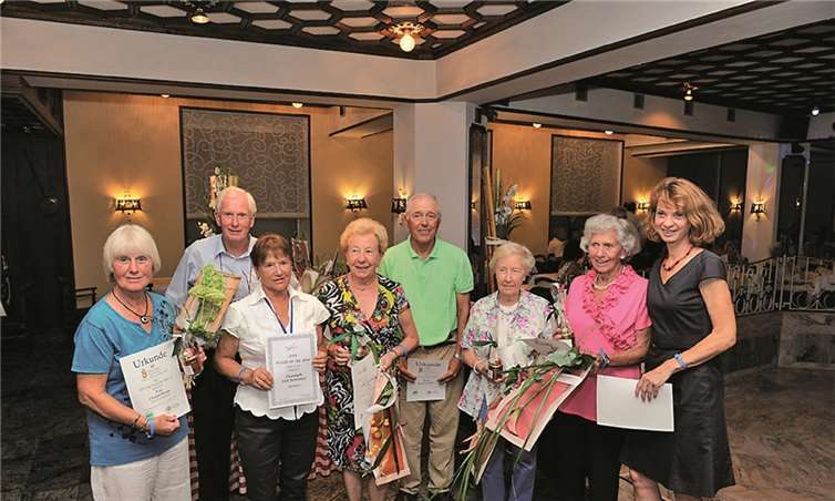 Annette Bartsch (rechts) ehrt verdiente Senioren. Fix