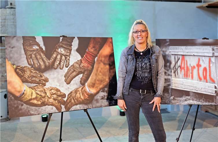 Annette Baumgartner stellt ihre Werke in der Eventhalle in Hönningen aus.  Foto: PHOTO DRESCHERS