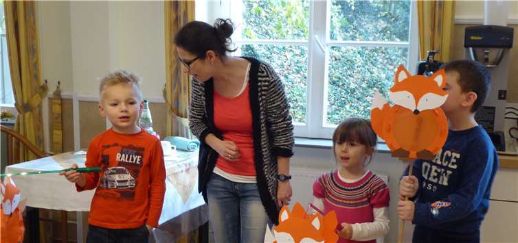 Annette Betzing , Leiterin der KiTa Pusteblume in Ockenfels, mit den Vorschulkindern.privat